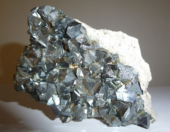 Cristales de magnetita sobre una roca Skarn.