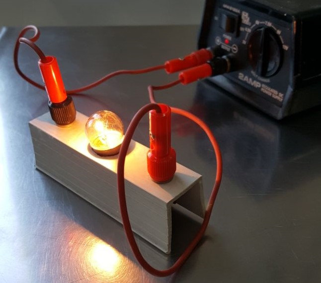 Circuito eléctrico con una lamparita encendida