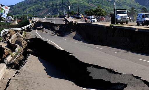 carretera destruida por un terremoto