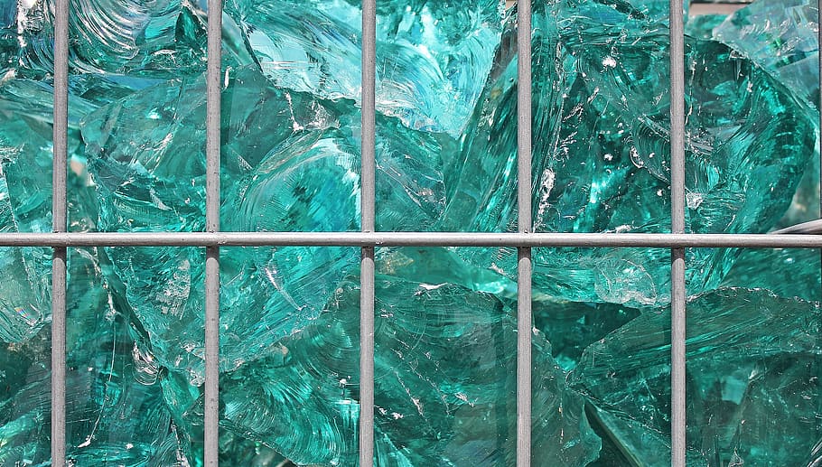 Trozos de vidrio de color turquesa
