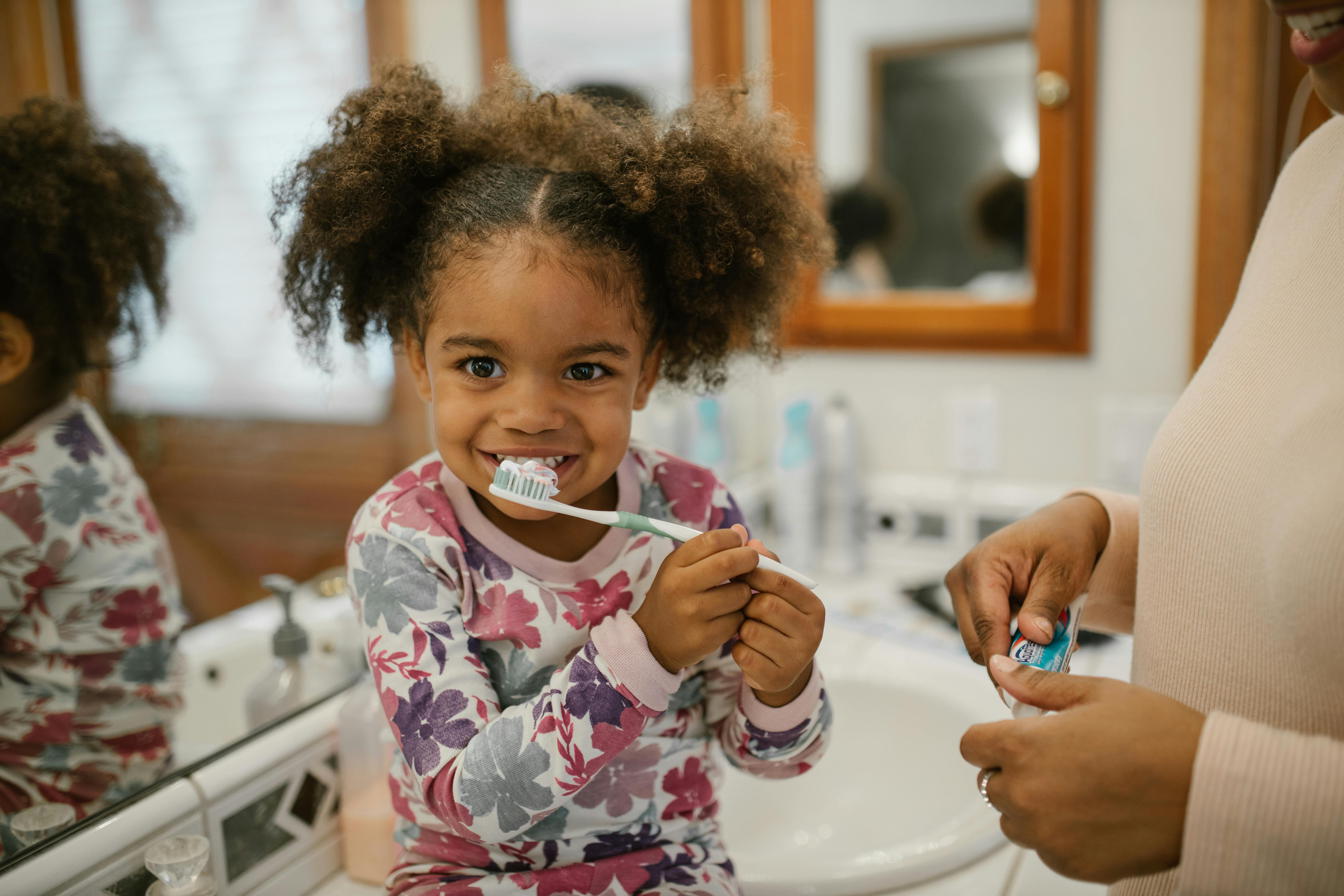 Niña cepillándose los dientes