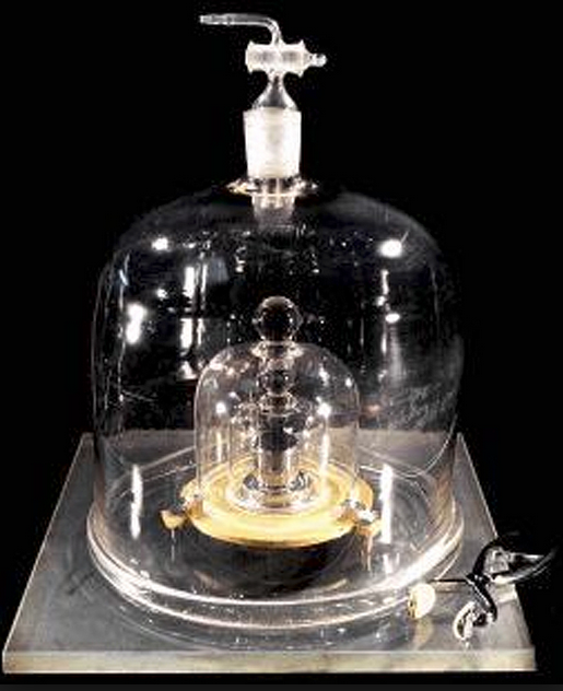 Imagen del kilogramo patrón sellado bajo dos campanas de vidrio