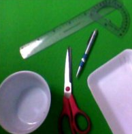 Materiales para el experimento: regla, semicírculo, tijera, recipiente para el agua, bandeja de espumaplast, lapicera